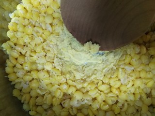 8、豌豆糕,木铲轻压就成泥了。