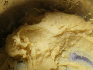 9、豌豆糕,趁热全部压成泥。