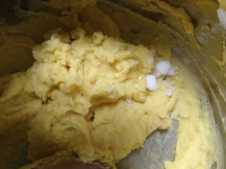 11、豌豆糕,糖融化豌豆泥会变稀一点,保温档继续保温,木铲翻拌,碾压。