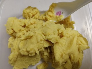 13、豌豆糕,盛到干净容器里。