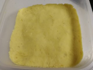 14、豌豆糕,勺子压实抹平。