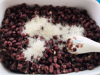 4、红豆牛奶西瓜冰,放适量白糖。