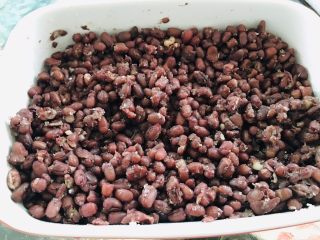 5、红豆牛奶西瓜冰,搅拌均匀。