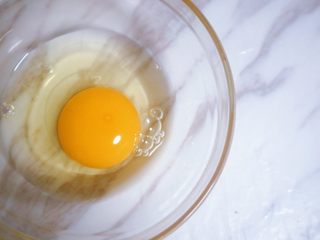 2、宝宝蛋卷（无黄油版）,磕开一个鸡蛋放在深一点的碗里