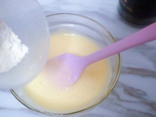 7、宝宝蛋卷（无黄油版）,倒入干面粉