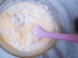 8、宝宝蛋卷（无黄油版）,用刮刀或者勺子上下翻拌均匀