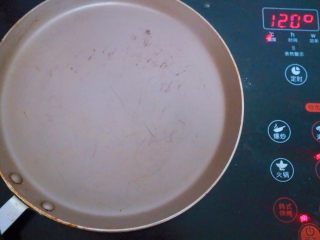 12、宝宝蛋卷（无黄油版）,我们准备一个平底锅，锅底厚的会比我这个好，预热下温度120,如果是用燃气调中小火就可以