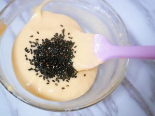 10、宝宝蛋卷（无黄油版）,最后，我们放入熟的黑芝麻，具体量可以根据自己需要放