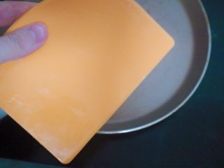 13、宝宝蛋卷（无黄油版）,我们还需要一个刮板或者平铲子都可以，一会用来刮平面糊