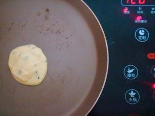 14、宝宝蛋卷（无黄油版）,取一小勺面糊，用刮板刮平