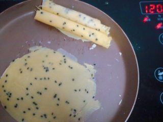 16、宝宝蛋卷（无黄油版）,然后用筷子从一端卷起，注意别烫到手锅里也是很热的，卷好的可以放在锅的一边以免之前不熟