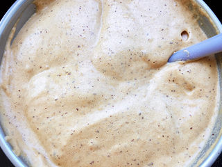 13、红枣糕,翻拌均匀。