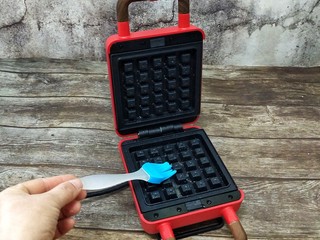 9、华夫饼,刷一层油