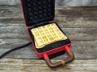 11、华夫饼,盖上盖子五六分钟看个人的机器调整可以开盖观察它的状况，呈两面金黄就好