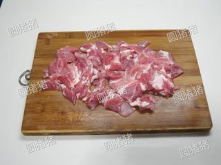1、葱爆羊肉,羊腿肉放冰箱冻硬一会,切成2mm厚的薄片。