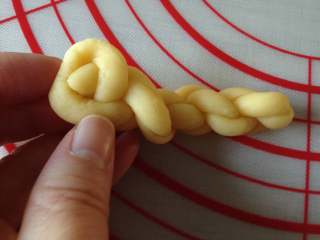 9、香脆小麻花,再对折过来，把捏紧一头穿进另一头圈里，再用手拧一下即可，就这样依次全部做完