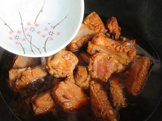 7、红烧糖醋排骨,排骨上色后,注入没过排骨的温水