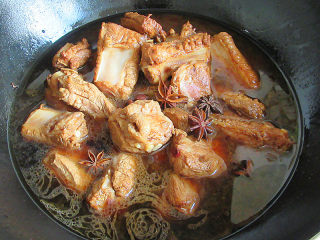 8、红烧糖醋排骨,在放入八角,中小火炖半小时左右