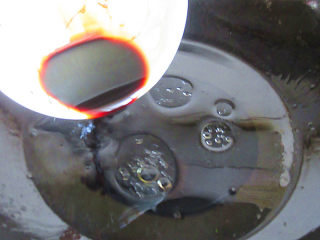 10、红烧糖醋排骨,另起一锅,倒入生抽、老抽、白糖一勺、醋熬2分钟