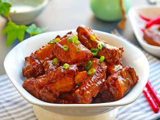 13、红烧糖醋排骨,撒点葱花装盘,美味即享