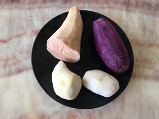 1、自制鲜芋圆,准备好紫薯，红薯，芋头，洗净去皮