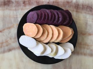 2、自制鲜芋圆,切片，上锅蒸熟