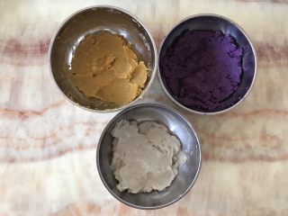 3、自制鲜芋圆,蒸熟后分别加入10g的白砂糖倒成泥