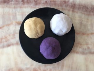 5、自制鲜芋圆,均匀的混成团，湿了可加木薯粉，干了可加水