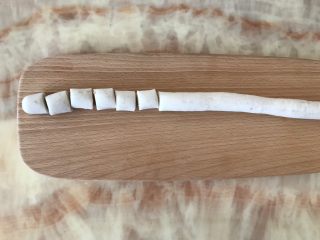 6、自制鲜芋圆,搓成条，切成小段
