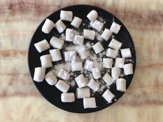 7、自制鲜芋圆,撒上木薯粉防止粘连在一起