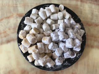 8、自制鲜芋圆,芋头，紫薯，红薯都切好撒上木薯粉备用
