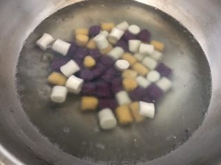 9、自制鲜芋圆,水开煮芋圆