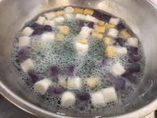 10、自制鲜芋圆,5分钟后浮起即可捞出来