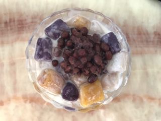 12、自制鲜芋圆,放入芋圆碗中加入蜜豆和纯牛奶即可食用