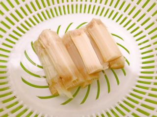 1、清热祛湿茯苓膏,竹蔗去皮切块