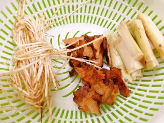 3、清热祛湿茯苓膏,土茯苓洗净后掰成小块