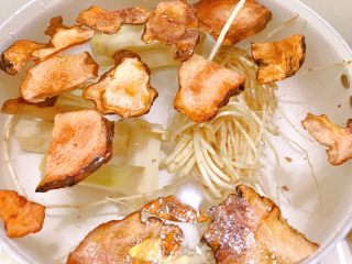 5、清热祛湿茯苓膏,锅里加入茅根，竹蔗，土茯苓和清水，大火煮开后转小火煲40分钟