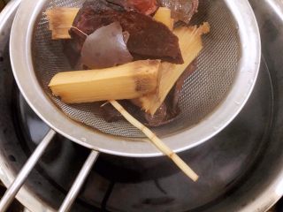 8、清热祛湿茯苓膏,把水过滤出来，渣丢弃不要