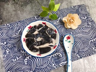 14、清热祛湿茯苓膏,切块放入碗里，加入炼奶和少许牛奶