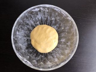 7、脆皮空心南瓜球,和成中等软硬的面团，加盖醒发1小时