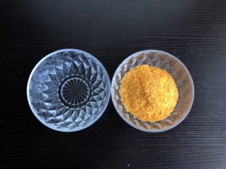 8、脆皮空心南瓜球,准备清水和面包糠