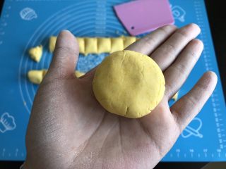 11、脆皮空心南瓜球,取一个小剂子揉紧实后按扁
