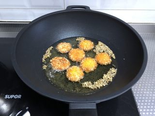 15、脆皮空心南瓜球,炸至表面金黄，鼓起，即可捞出