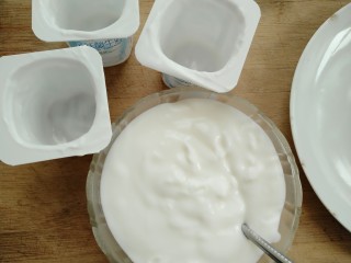 2、奇异果酸奶棒,把酸奶打开全部倒入一个容器里