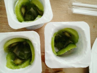 5、奇异果酸奶棒,把奇异果放入酸奶杯里（如图）