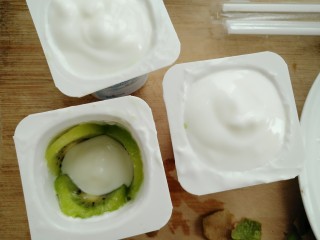 6、奇异果酸奶棒,再把酸奶搅拌均匀倒入杯里（如图）