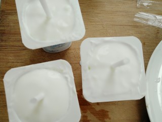 7、奇异果酸奶棒,全部倒满后震几下再插入吸管