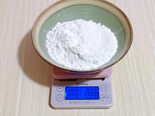 1、披萨新吃法～奥尔良鸡丁披萨,首先将面粉称重。(两个6寸披萨的量)