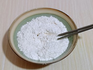 2、披萨新吃法～奥尔良鸡丁披萨,加入酵母粉搅拌均匀。