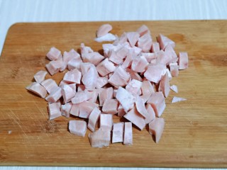 5、披萨新吃法～奥尔良鸡丁披萨,利用这个时间做奥尔良鸡肉，首先将鸡胸肉洗干净切小块。